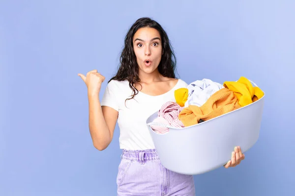 Hispanic Pretty Woman Looking Astonished Disbelief Holding Washing Clothes Basket — Stock Photo, Image