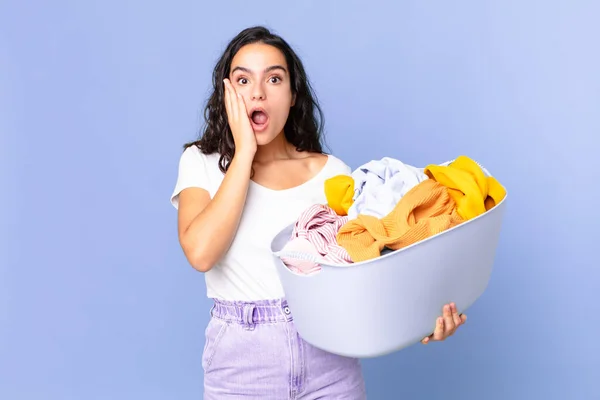 Hispânico Bonita Mulher Sentindo Chocado Assustado Segurando Uma Cesta Roupas — Fotografia de Stock