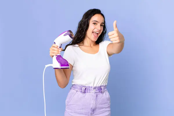 Paniekerige Mooie Vrouw Die Trots Positief Glimlacht Met Duimen Omhoog — Stockfoto