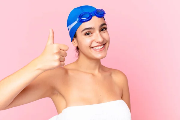 Mujer Nadadora Bonita Hispana Sintiéndose Orgullosa Sonriendo Positivamente Con Los —  Fotos de Stock
