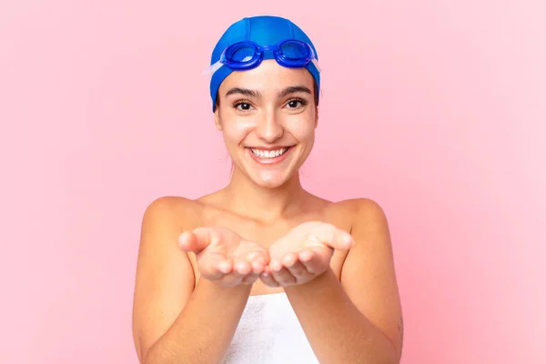 Hispânico Bonita Nadadora Mulher Sorrindo Feliz Com Amigável Oferecendo Mostrando — Fotografia de Stock