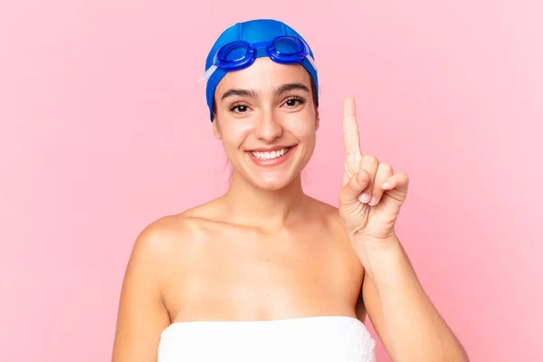 Mujer Nadadora Bonita Hispana Sonriendo Buscando Amigable Mostrando Número Uno —  Fotos de Stock