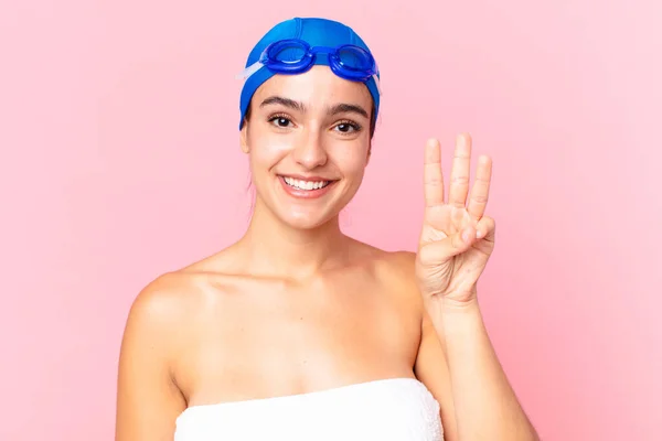 Hispânico Muito Nadador Mulher Sorrindo Olhando Amigável Mostrando Número Três — Fotografia de Stock