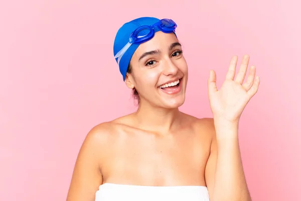 Mujer Nadadora Bonita Hispana Sonriendo Felizmente Saludándote Con Mano Dándote —  Fotos de Stock