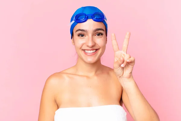 Hispânico Muito Nadador Mulher Sorrindo Olhando Amigável Mostrando Número Dois — Fotografia de Stock