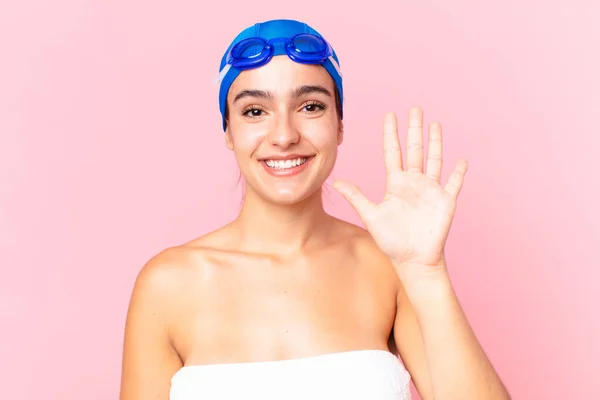 Hispânico Muito Nadador Mulher Sorrindo Olhando Amigável Mostrando Número Cinco — Fotografia de Stock