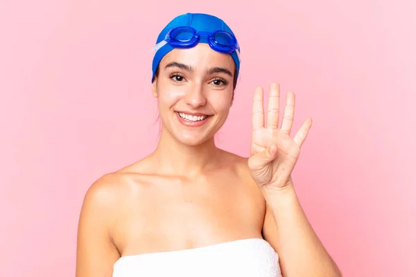 Hispânico Muito Nadador Mulher Sorrindo Olhando Amigável Mostrando Número Quatro — Fotografia de Stock