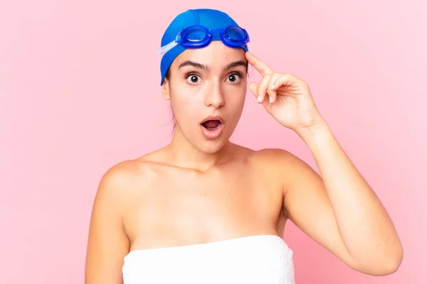 Ispanica Bella Donna Nuotatore Cercando Sorpreso Realizzando Nuovo Pensiero Idea — Foto Stock