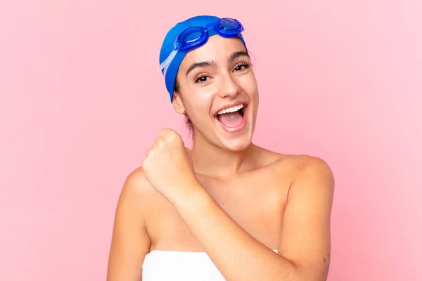 Hispanic Pretty Swimmer Woman Feeling Happy Facing Challenge Celebrating Goggles — Stockfoto