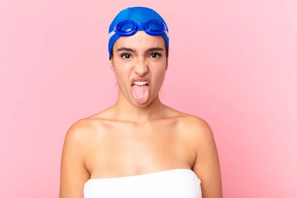 Hispânico Muito Nadador Mulher Sentindo Enojado Irritado Língua Para Fora — Fotografia de Stock