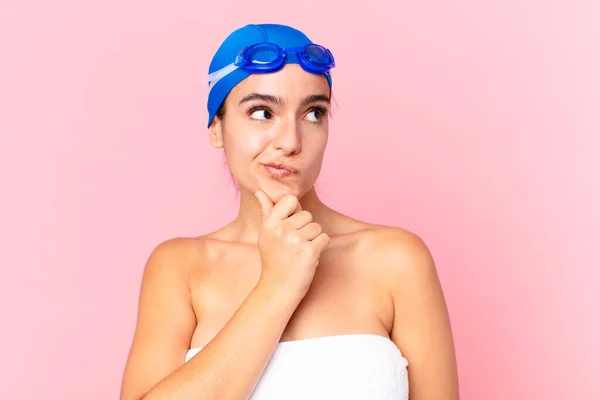 Ispanica Bella Nuotatore Donna Pensando Sensazione Dubbia Confusa Con Occhiali — Foto Stock