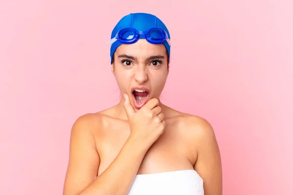 Ispanico Bella Nuotatrice Donna Con Bocca Gli Occhi Spalancati Mano — Foto Stock