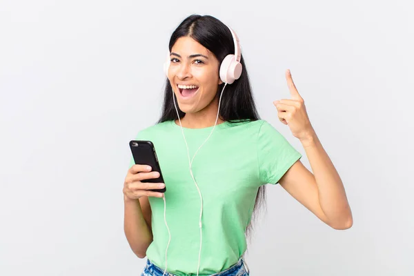 Mujer Bonita Hispana Con Auriculares Smartphone —  Fotos de Stock