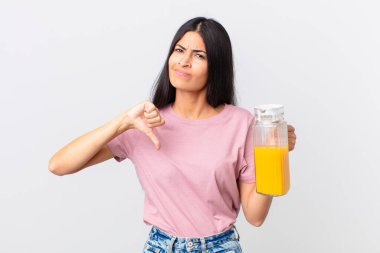 İspanyol güzel kadın. portakal suyu ve kahvaltı konsepti
