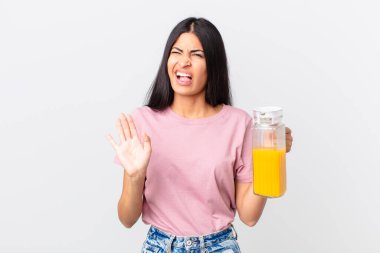 İspanyol güzel kadın. portakal suyu ve kahvaltı konsepti