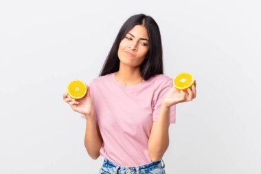 İspanyol güzel kadın. portakal suyu ve kahvaltı konsepti