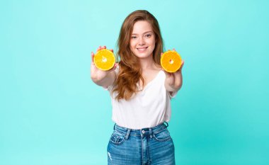 Güzel kızıl saçlı kadın. portakal suyu kavramı