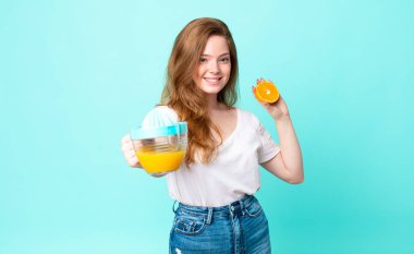Güzel kızıl saçlı kadın. portakal suyu kavramı