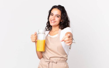 İspanyol güzel şef kadın portakal suyu hazırlıyor.