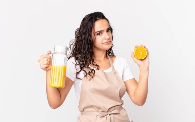 İspanyol güzel şef kadın portakal suyu hazırlıyor.