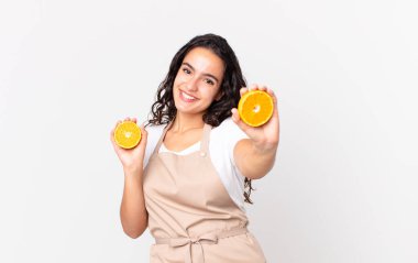 İspanyol güzel şef kadın portakal suyu hazırlıyor.