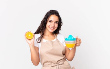 İspanyol güzel şef kadın portakal suyu hazırlıyor.