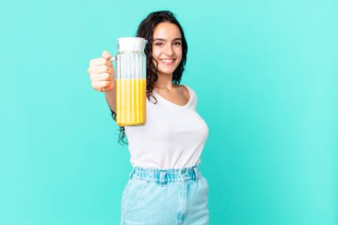 İspanyol asıllı güzel şef kadın. portakal suyu kavramı