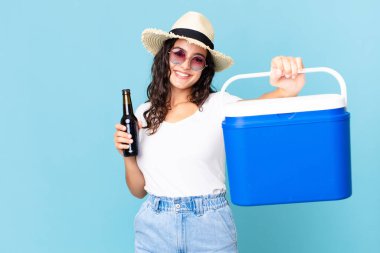 Portatif buzdolabı ve bira şişesi olan İspanyol güzeli bir kadın.