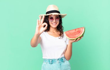 İspanyol güzel turist kadın elinde karpuz tutuyor.