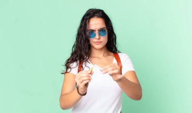 Kırık purosu olan genç ve güzel bir kadın. sigara içilmiyor