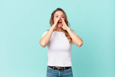 Güzel bir kadın kendini mutlu hisseder. Elleri ağzında bağırır.