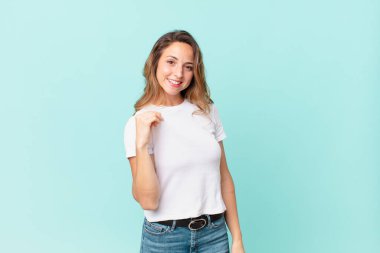 Güzel kadın kibirli, başarılı, pozitif ve gururlu görünüyor.