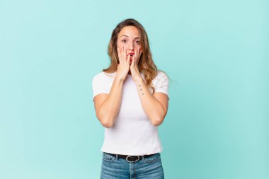 Güzel bir kadın şok olmuş ve korkmuş hissediyor.