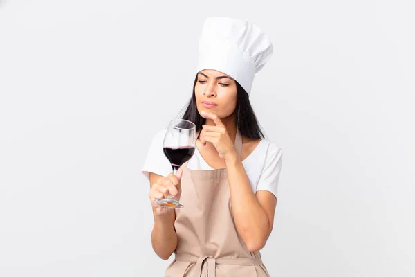 Hispânico Bonita Chef Mulher Segurando Copo Vinho — Fotografia de Stock