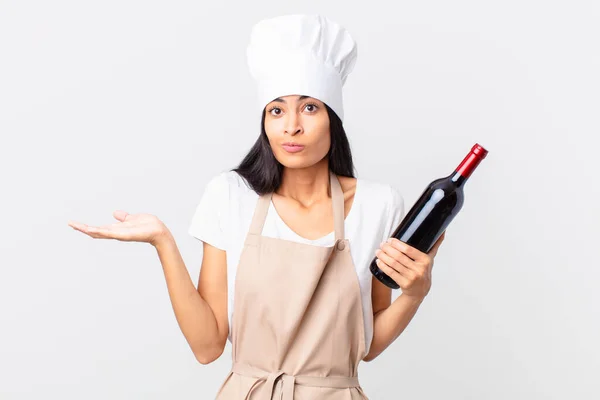 Hispanic Mooie Chef Kok Vrouw Met Een Wijnfles — Stockfoto