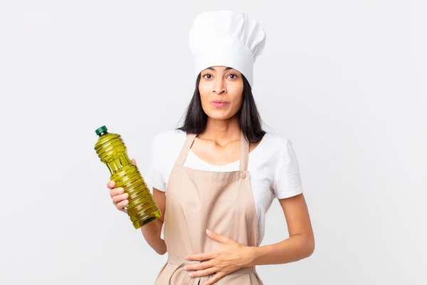 Hispanique Jolie Chef Femme Tenant Une Bouteille Huile Olive — Photo