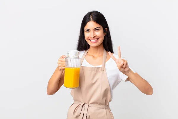 Mujer Cocinera Bonita Hispana Concepto Zumo Naranja Desayuno —  Fotos de Stock