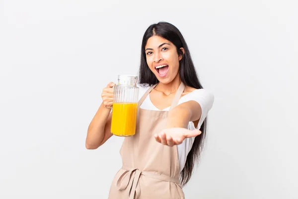 Vacker Kockkvinna Apelsinjuice Och Frukost Koncept — Stockfoto