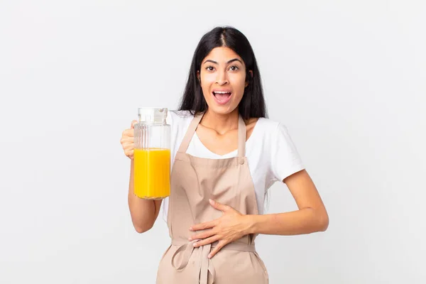 Vacker Kockkvinna Apelsinjuice Och Frukost Koncept — Stockfoto