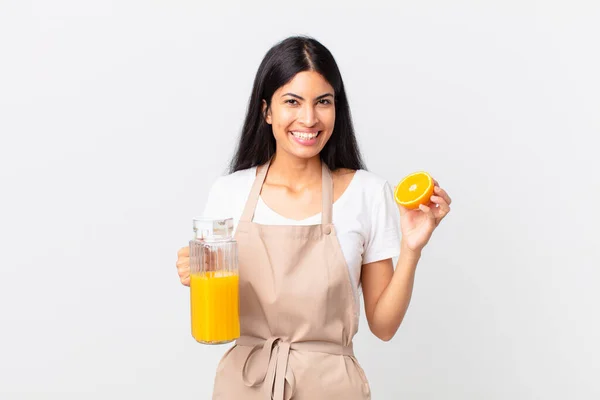 Vacker Kockkvinna Apelsinjuice Och Frukost Koncept — Stockfoto