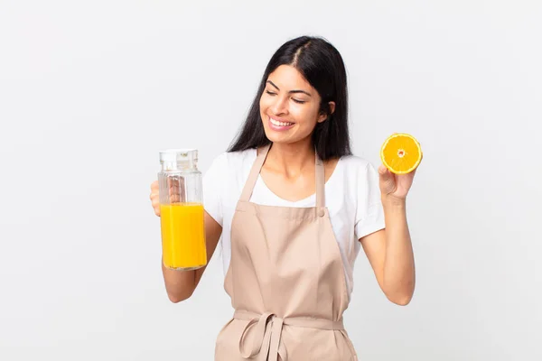 Vacker Kockkvinna Apelsinjuice Och Frukost Koncept — Stockfoto