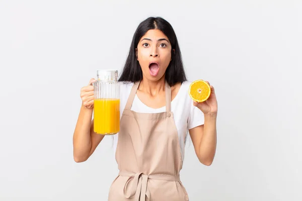 Hispanische Hübsche Köchin Orangensaft Und Frühstückskonzept — Stockfoto