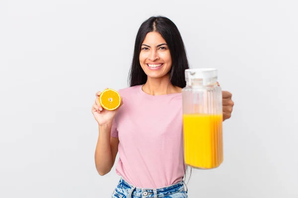 Den Latinamerikanska Vackra Kvinnan Apelsinjuice Och Frukost Koncept — Stockfoto