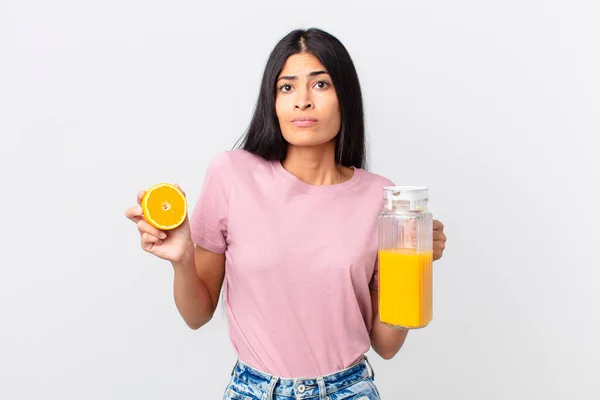 Den Latinamerikanska Vackra Kvinnan Apelsinjuice Och Frukost Koncept — Stockfoto