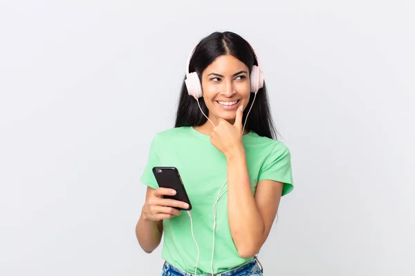 Hispanic Mooie Vrouw Met Koptelefoon Een Smartphone — Stockfoto