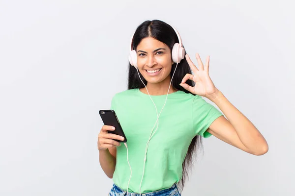 Hispanic Mooie Vrouw Met Koptelefoon Een Smartphone — Stockfoto