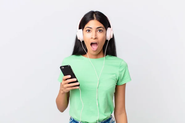 Mujer Bonita Hispana Con Auriculares Teléfono Inteligente — Foto de Stock