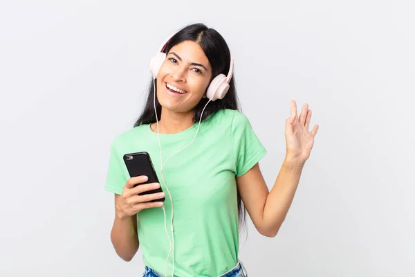 Hispanic Mooie Vrouw Met Koptelefoon Een Smartphone — Stockfoto