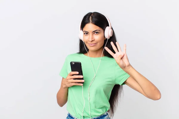 Hispanic Mooie Vrouw Met Koptelefoon Een Smartphone — Stockfoto