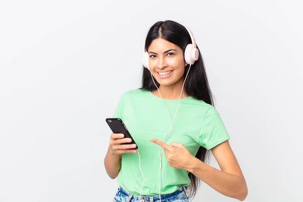 Hispanic Mooie Vrouw Met Koptelefoon Een Smartphone — Stockfoto